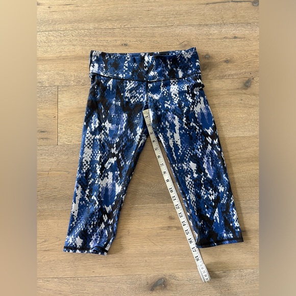 ALO YOGA Blue Snakeskin Print Workout Cropped Leggings - Picture 3 of 5